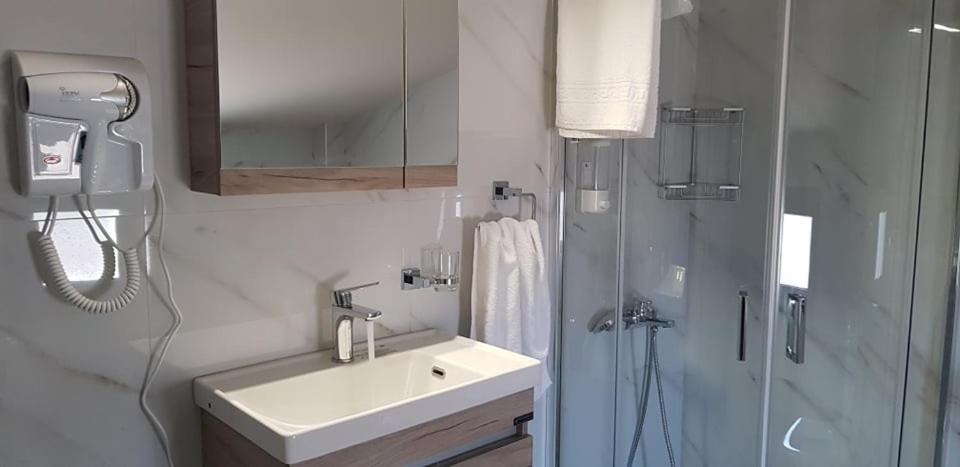 Aretoysa Center Luxury Suites 2 Nea Peramos  Ngoại thất bức ảnh
